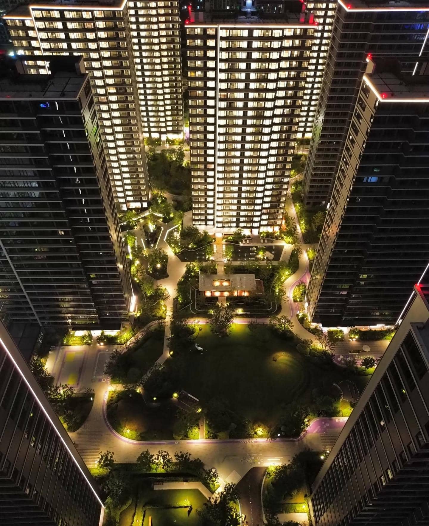 萬科物業(yè)“太陽鐘”技術(shù)入選《2025美麗中國(guó)綠色空間使用者年鑒》 引領(lǐng)社區(qū)智慧綠化新風(fēng)尚